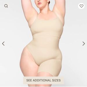 Skims shorts shape wear - right leg exposed